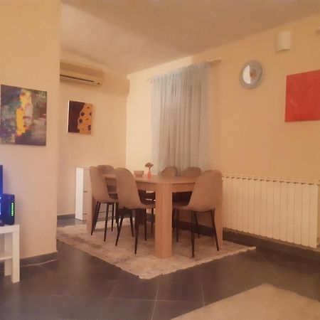 2 Bedroom Centre Apartment พอดโกริกา ภายนอก รูปภาพ