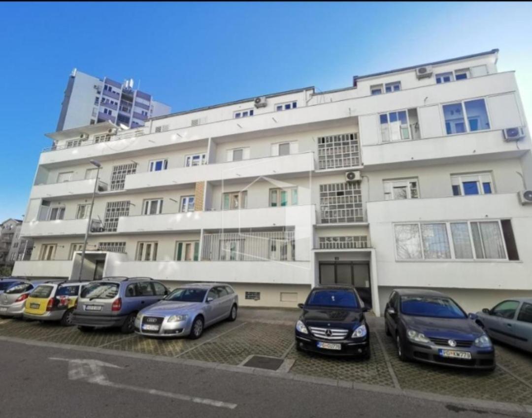 2 Bedroom Centre Apartment พอดโกริกา ภายนอก รูปภาพ